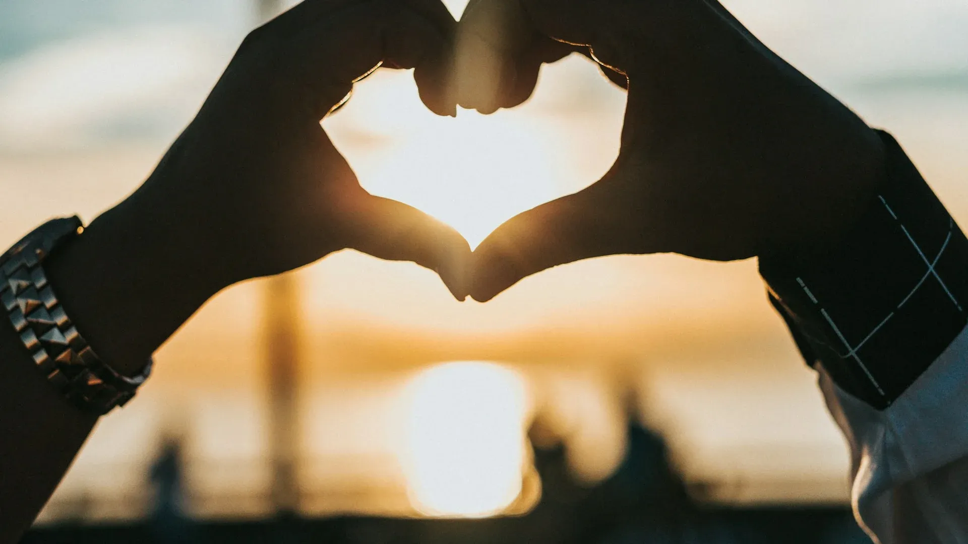 中年夫妻在温馨餐厅享受浪漫晚餐,烛光下真诚交流