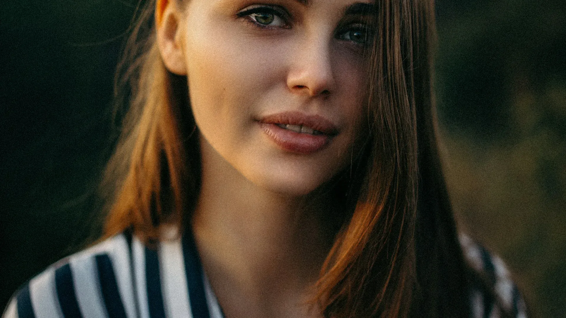 母亲与青春期女儿温馨对话，倾听型沟通建立亲子信任