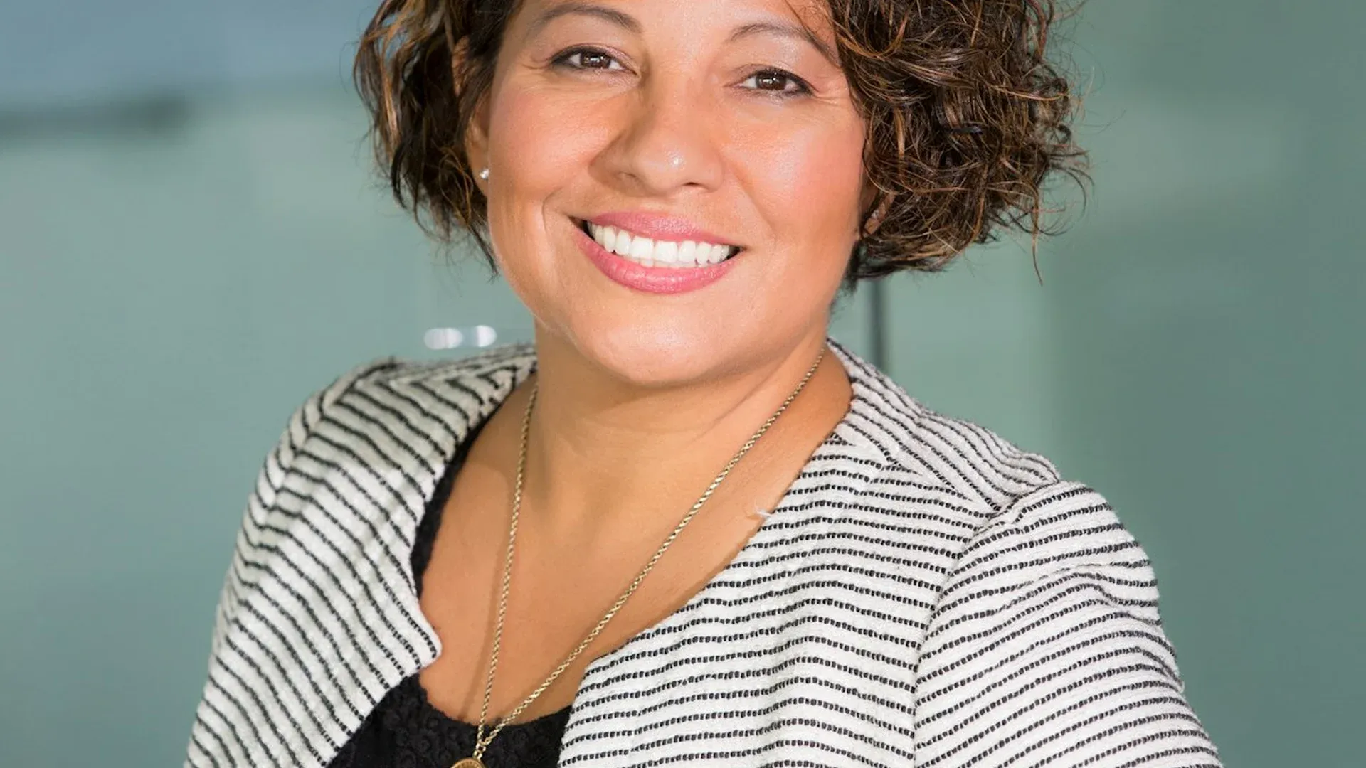 夫妻在家中温和沟通，丈夫主动在婆媳关系中承担桥梁角色