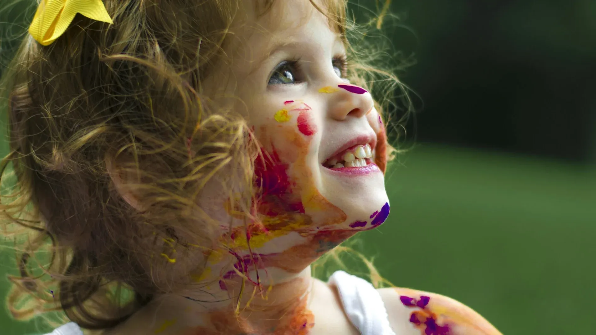 老人与孩子互动场景，爷爷陪伴孙子学习成长
