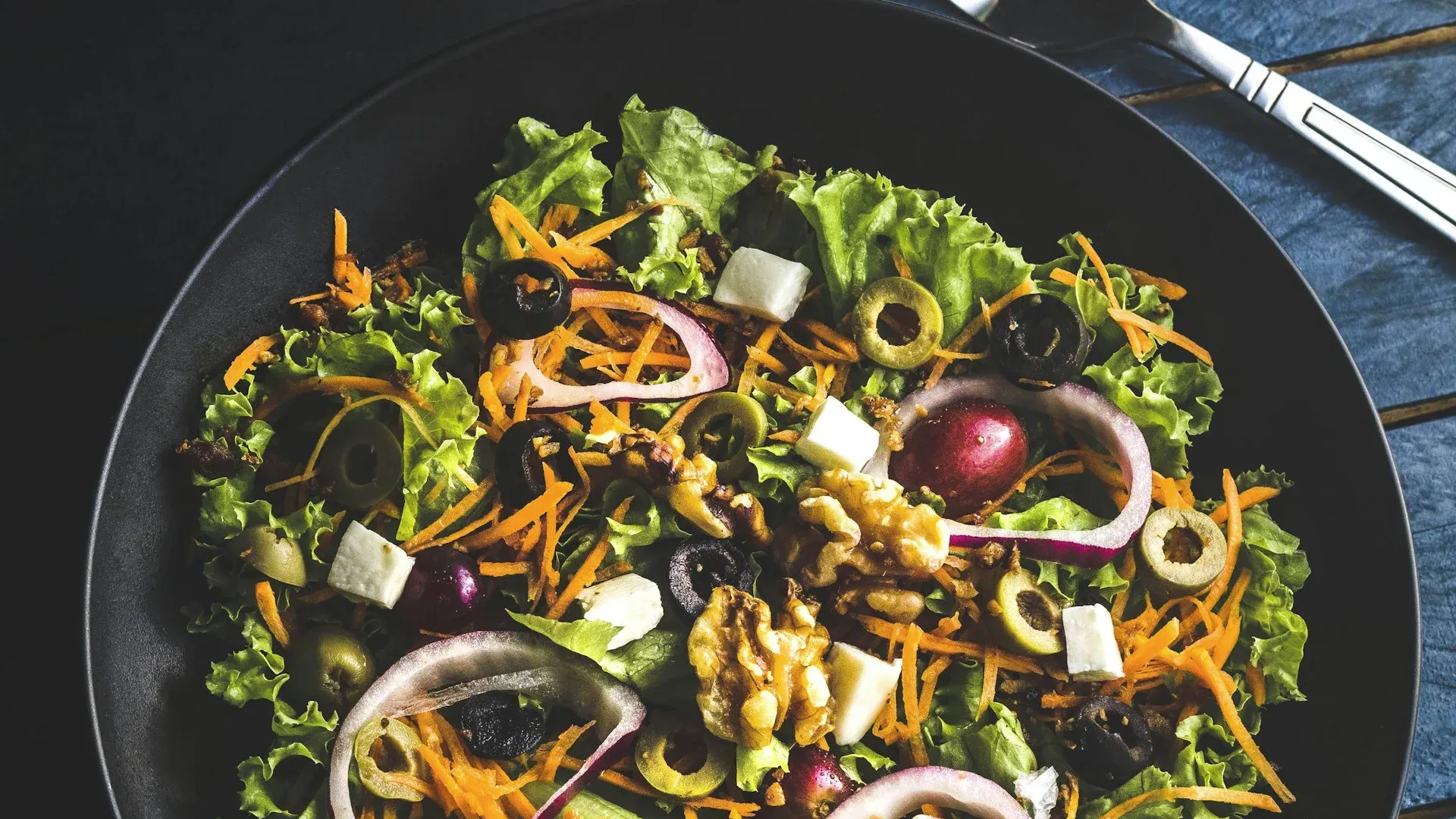 夫妻在周末的清晨一起在阳台喝咖啡，享受宁静温馨的家庭时光