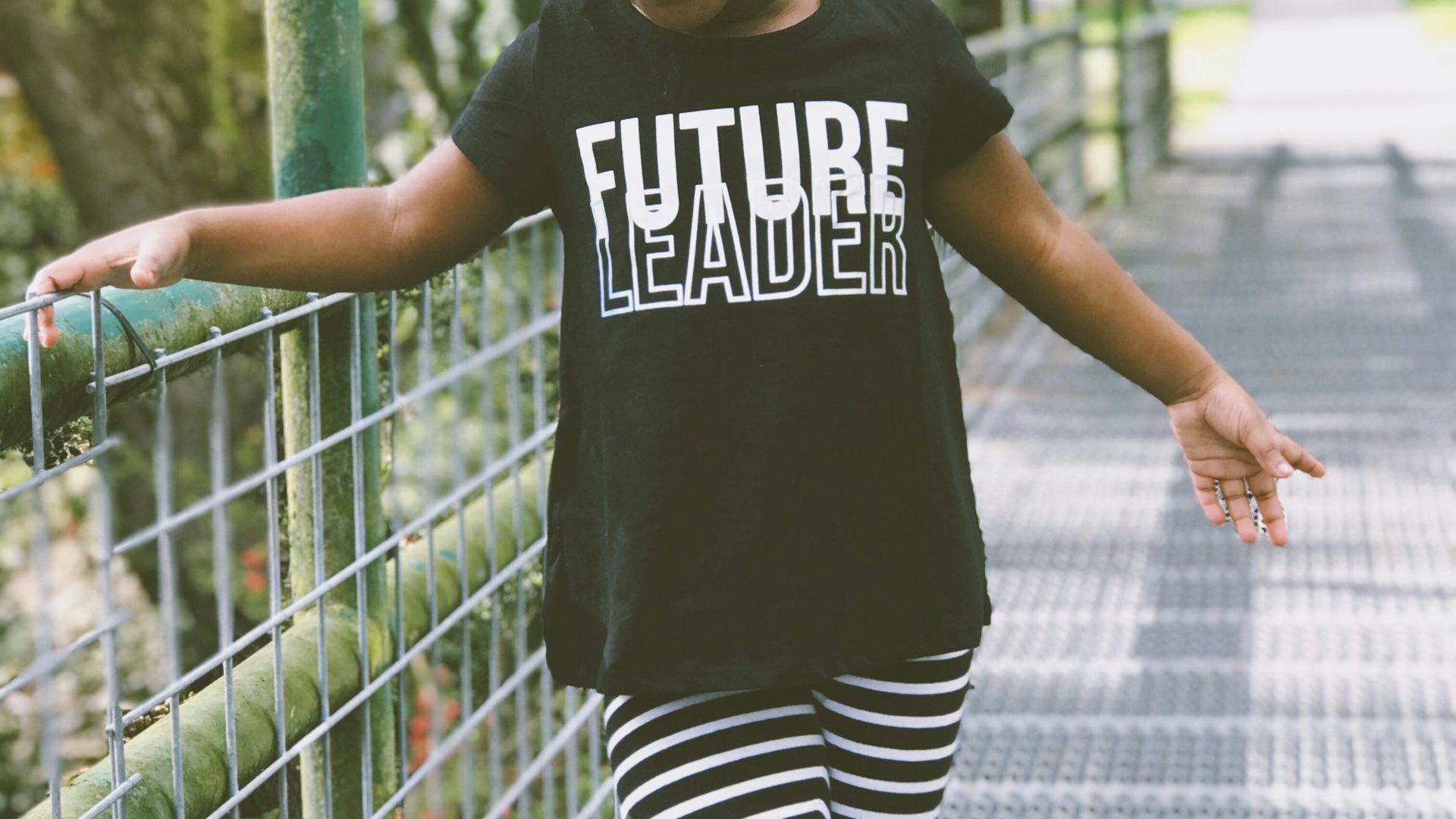 温馨家庭场景,父母和孩子一起在客厅共度美好时光,展现家庭和睦的日常