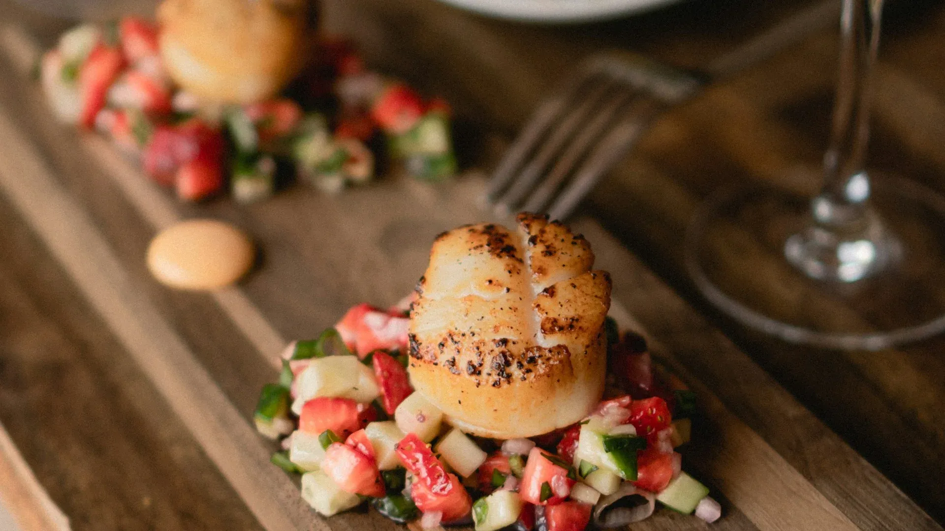 夫妻在温馨的餐桌边面对面交谈,桌上没有手机,烛光氛围