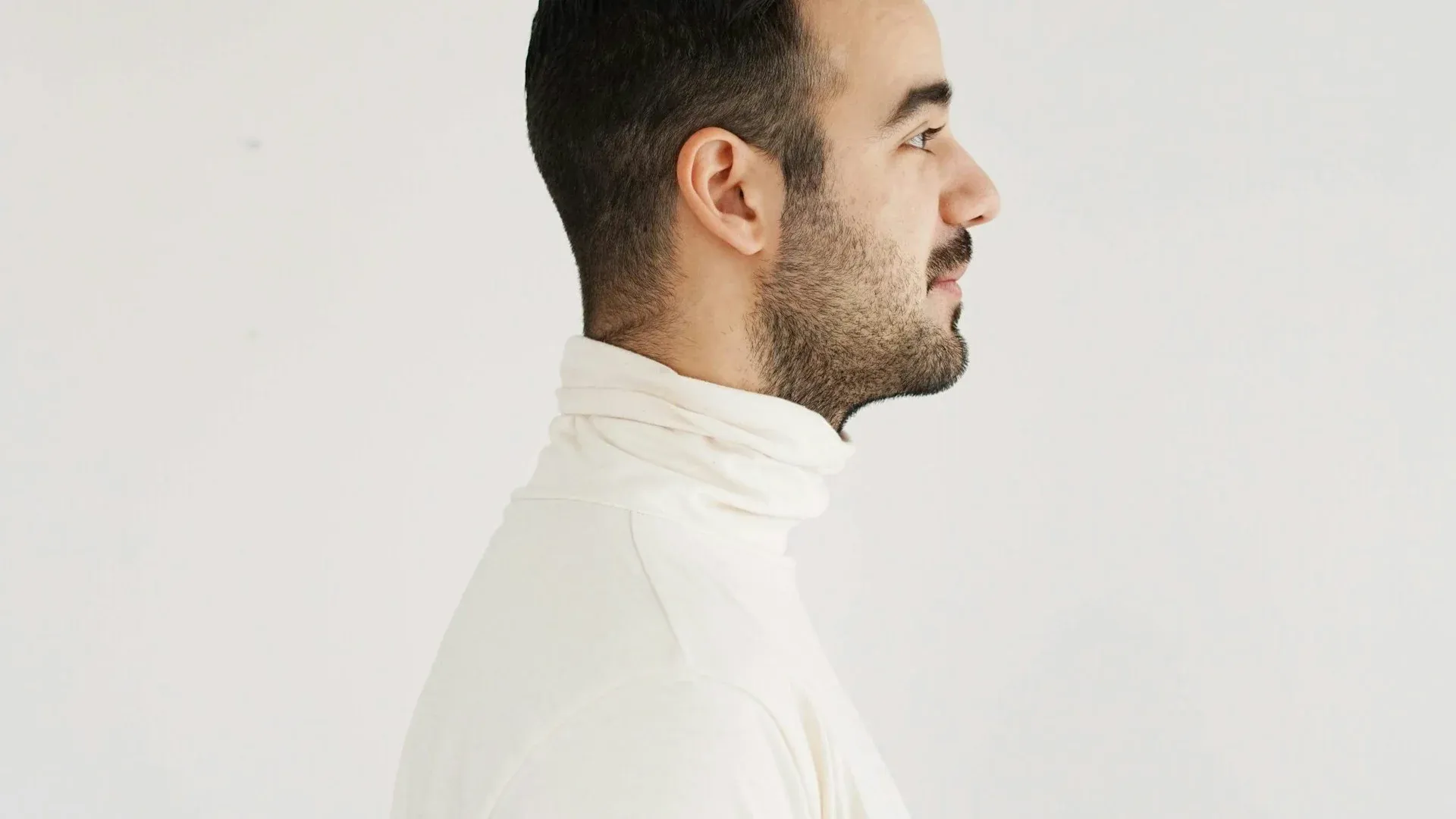 夫妻翻看老照片或旧纪念品,温暖的家居场景,追忆共同回忆