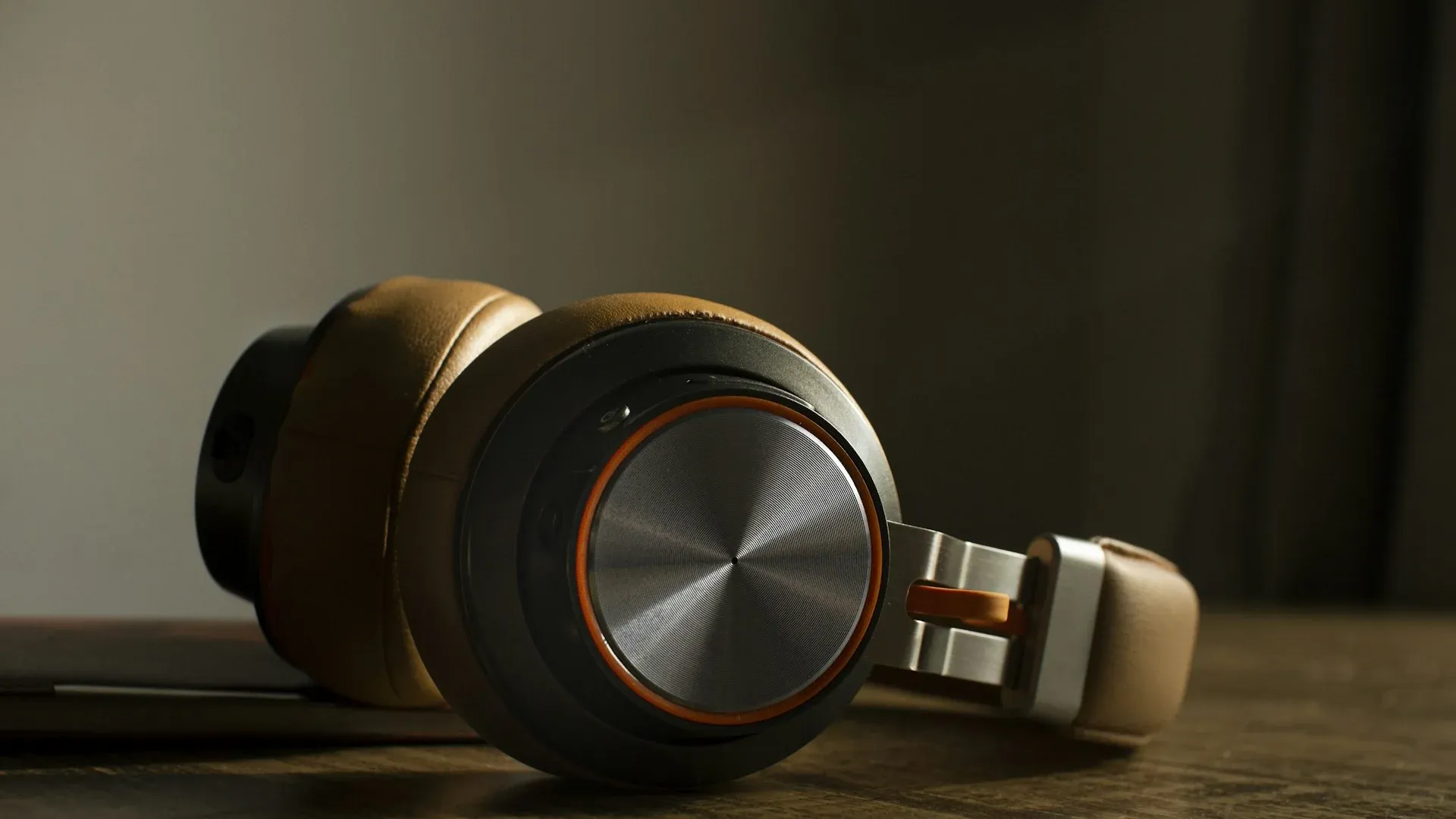 丈夫坐在妻子和母亲之间,耐心地分别与两人沟通——他是婆媳关系中最重要的连接者角色